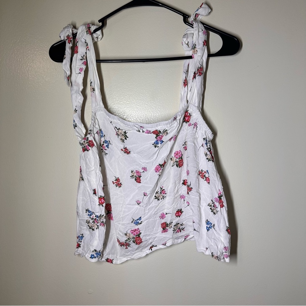 Xhilaration Floral White Crop Top